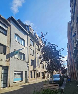 Te renoveren eengezinswoning met 5 slaapkamers. Indeling: gelijkvloers: woonkamer : 27 m²hal : 8 m²keuken : 9 m²wc : 2 m² Tussenverdieping : hal :...