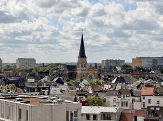 <p><span>ANVERS - Zurenborg</span><span> : Duplex-penthouse avec 3 chambres, 3 terrasses et 2 places de parking dans le centre animé. Score PEB-A.</span></p><p><span> </span></p><p><span>DESCRIPTION : </span></p><p><span>Situé dans le quartier très prisé de Zurenborg, cet emplacement combine la vie urbaine animée avec un cadre de vie agréable, à quelques pas de la gare centrale, de nombreux cafés branchés et de commerces locaux.</span></p><p><span>Ce duplex-penthouse lumineux et spacieux est situé aux 8ième et 9ième étage d'un impressionnant projet de construction récente.</span></p><p><span>Grâce à sa situation centrale, les commerces de proximité et les principales voies d'accès sont facilement accessibles, tandis que le centre-ville est également accessible à pied.</span></p><p><span> </span></p><p><span>Depuis le hall d'entrée avec vestiaire et toilette, on accède d'abord à la cuisine ouverte avec îlot. </span></p><p><span>Elle est équipée d'appareils Bosch encastrés de qualité, notamment un four et un four à vapeur, un micro-ondes, un réfrigérateur et un congélateur, complétés par une plaque à induction AEG. </span></p><p><span>La cuisine s'intègre parfaitement dans le salon spacieux et lumineux, qui bénéficie également d'une agréable lumière naturelle grâce à ses nombreuses fenêtres.</span></p><p><span> </span></p><p><span>Les terrasses sont directement reliées au salon et se trouvent à l'avant et sur le côté de l'appartement, offrant une belle vue sur la ville. </span></p><p><span>L'escalier mène au hall de nuit avec toilette et débarras équipé de branchements pour lave-linge et sèche-linge. À l'arrière se trouvent deux chambres à coucher, ainsi qu'une deuxième salle de bains équipée d'un double lavabo et d'une baignoire. </span></p><p><span> </span></p><p><span>À l'avant de l'appartement se trouve la chambre principale avec une salle de bains attenante équipée d'une douche et d'un lavabo. </span></p><p><span> </span></p><p><span>Une cave est incluse. </span></p><p><span>Deux places de parking doivent être achetées obligatoirement au prix de 30 000 € chacune. </span></p><p><span> </span></p><p><span>PARTICULARITÉS :</span></p><p><span> </span></p><p><span>- Situation centrale à proximité des parcs, des écoles et des voies d'accès</span></p><p><span>- Charges communes : 200 €/mois (électricité et entretien des parties communes, assurance, gestion, ascenseur)</span></p><p><span>- Score PEB-A</span></p><p><span>- Surface utile selon l'EPC : 132 m²</span></p><p><span> </span></p>