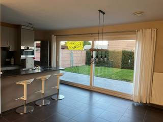 Voor een bezoek of meer informatie, stuur verhuur@immosophieenco.be of bel naar Joren +32 471 19 01 20 Deze recente en instapklare woning is...