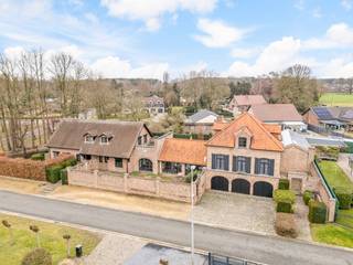 <span>CONTACT </span><br /><span>Jeroen Vandormael: jeroen@vastgoedvalkenborgh.be | 0498/05.76.72 </span><br /><br />Achter hoge, verzorgde scheidingsmuren in de Gildestraat 1 en 3 te Koersel (Beringen) gaat een eigendom schuil die zich niet meteen prijsgeeft, maar des te meer verrast eens men haar betreedt. Deze unieke eigendom bestaat uit twee volwaardige woonentiteiten, die uitsluitend in hun geheel worden verkocht en samen een uitzonderlijke totale bewoonbare oppervlakte van circa 904 m² vertegenwoordigen. <br /><br />De architectuur en opstelling van het geheel werden duidelijk doordacht met oog voor discretie, ruimte en multifunctionaliteit. Hoewel de woning aan de straatzijde bewust gesloten is opgevat, geniet het volledige complex binnenin van een aangename lichtinval en een open, luchtige beleving. Privacy en rust gaan hier hand in hand met ruimte en potentieel. <br /><br />Het hoofdgebouw vormt het hart van de eigendom en valt op door zijn royale volumes en grote leefruimtes. De leefvertrekken zijn ruim opgevat en bieden tal van mogelijkheden voor een hedendaagse herinrichting, zonder hun statige karakter te verliezen. Daarnaast beschikt dit gebouw over twee afzonderlijke burelen, wat het bijzonder geschikt maakt voor thuiswerk of een vrij beroep in eigen woning. <br /><br />Een absolute troef is de prachtige tuinkamer, uitgevoerd in eiken materialen, die het hoofdgebouw verbindt met de rechterwoonst. Deze ruimte vormt een natuurlijke overgang tussen binnen en buiten en is bij uitstek de plek waar het in de zomer heerlijk vertoeven is — of dat nu tijdens een barbecue, een tuinfeest of een rustig familiemoment is. <br /><br />Op de eerste verdieping bevinden zich vijf volwaardige slaapkamers, allen voorzien van ingebouwde kasten. De zeer ruime nachthal, eveneens uitgerust met maatwerkkasten, versterkt het gevoel van comfort en ruimte. Verder zijn er drie badkamers, waarvan één privatief aansluit op de master bedroom. <br /><br />De rechterwoonst biedt een totaal andere, maar minstens even interessante invulling en maakt deze eigendom werkelijk uniek. In het souterrain werd een uitgebreid garagecomplex voorzien voor drie wagens, met automatische poorten en comfortabele toegang. Daarboven bevinden zich op de eerste en tweede verdieping zeer ruime polyvalente ruimtes, die zich uitstekend lenen voor een herbestemming tot volwaardige woonfunctie, praktijkruimte, atelier of kangoeroewoning. Een keuken en een toilet zijn hier reeds aanwezig, wat de flexibiliteit van deze entiteit verder onderstreept. <br /><br />Een bijzonder element van deze rechterwoning is het wellnessgedeelte, uitgerust met een verwarmd binnenzwembad, sauna, turks stoombad, meerdere douches, een aparte toiletruimte en een kleedkamer. Deze zone biedt een uitzonderlijke basis voor wie wellness aan huis wenst te integreren, zij het dat hier ruimte is voor een hedendaagse opfrissing naar eigen smaak en comfort. <br /><br />Daarnaast beschikt deze woonentiteit ook over een indrukwekkende kelderverdieping, ingericht als feestzaal met aansluitende bar — een ideale setting voor private evenementen, ontspanning of hobbydoeleinden. <br /><br />Deze eigendom onderscheidt zich door haar schaal, indeling en veelzijdigheid, en is bovendien gelegen op een volledig omheind perceel dat privacy en rust garandeert. Ze leent zich perfect voor wie wonen wil combineren met werken, voor grote of samengestelde gezinnen, voor een kangoeroewoning of voor wie nood heeft aan ruimte voor een vrij beroep, atelier of praktijk.<br /><br />Het geheel vraagt opfrissings- en modernisatiewerken, wat toekomstige eigenaars de kans biedt om deze uitzonderlijke volumes volledig naar eigen inzicht en hedendaagse normen in te vullen. De solide basis, het karakter en de beschikbare oppervlakte maken dit echter tot een uitzonderlijk dankbaar renovatieproject met een zeldzaam eindresultaat. <br /><br />Een eigendom als deze komt zelden op de markt: discreet gelegen, uitzonderlijk ruim, multifunctioneel en boordevol potentieel — klaar om door de juiste visie opnieuw tot volle glorie te worden gebracht. <br /><br />INDELING <br />Linkerwoning: <br />Gelijkvloers: <br />Inkomhal met vestiaire, afzonderlijk toilet en bureel, bijzonder ruime woonkamer met eet- en zithoek, bijkomend apart bureel, keuken met rechtstreekse toegang tot de wasplaats/berging, aparte ontbijthoek met toegangsluik en trap naar de kelder, waar zich een uitzonderlijk sfeervol ingerichte ruimte bevindt, en rechtstreekse toegang tot een prachtig uitgewerkte tuinkamer in eikenhout. <br />Eerste verdieping: <br />Ruime nachthal met ingebouwde kasten, vijf slaapkamers waarvan één master bedroom met privatieve badkamer (ligbad, douche en dubbele lavabo), alle slaapkamers voorzien van maatwerk kasten, twee bijkomende badkamers, afzonderlijk toilet. <br />Zolderverdieping: <br />Zolderverdieping: praktische ruimte, geschikt voor opslag. <br /><br />Rechterwoning: <br />Inkomhal met afzonderlijke inkomdeur, garagecomplex met plaats voor drie wagens, toegang tot het zwembad- en wellnessgedeelte met douches, kleedruimtes en afzonderlijk toilet, op de eerste en tweede verdieping bijzonder ruime polyvalente ruimtes, bijkomend afzonderlijk toilet en keuken, via een brede trap toegang tot de kelderverdieping waar zich een sfeervolle feestzaal met bar bevindt, evenals een aparte ondergrondse ruimte bestemd voor de cv-installatie en zwembadtechnieken. <br /><br />TROEVEN <br />- twee volwaardige woonentiteiten, uitsluitend in geheel te koop <br />- uitzonderlijke totale bewoonbare oppervlakte van ca. 904 m² <br />- discrete en residentiële ligging achter hoge scheidingsmuren <br />- zeer ruime en lichtrijke leefvolumes met sterke indeling <br />- hoofdgebouw met vijf slaapkamers, drie badkamers en meerdere burelen <br />- prachtige eiken tuinkamer als verbindend element tussen beide entiteiten <br />- rechterwoning met polyvalente ruimtes, garagecomplex en wellnessgedeelte <br />- binnenzwembad, sauna, turks stoombad en doucheruimtes <br />- kelderverdieping ingericht als feestzaal met bar <br />- geschikt voor combinatie wonen/werken, vrij beroep of kangoeroewonen <br />- groot renovatiepotentieel met solide basis en uitzonderlijke schaal <br />- volledig omheinde tuin <br /><br />BEKNOPT <br />Bewoonbare opp: 904m² <br />Oppervlakte perceel: 17are 70ca <br />EPC: 393 kWh/m²/jaar (linkerwoning) en 331 kWh/m²/jaar (rechterwoning)- energielabel D <br />CV: stookolie <br />Jaar einde opbouw: 1976 (linkerwoning) en 1997 (rechterwoning) <br />Vraagprijs: 849.000 euro excl. registratierechten <br /><br />Meer info: <span>www.vastgoedvalkenborgh.be</span> <span>of via 0498/05.76.72 </span>