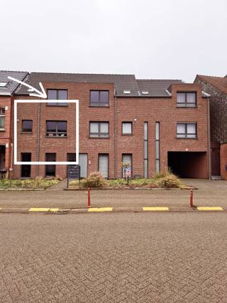 Comfortabel en energiezuinig ( B score) appartement te huur in Tielen.<br /><br />Het appartement beschikt over 1 ruime slaapkamer, gezellige leefruimte met keuken ( koelkast, oven en fornuis), badkamer ( met douche/bad en wasbak), inkomhal, berging, apart toilet, groot terras en een garage achteraan het gebouw ( met ruimte voor wagen en fietsen)<br /><br />Geen lift aanwezig<br /><br />Verdiep 1<br /><br />Centraal gelegen vlakbij winkels, bakker en station.<br /><br /> Beschikbaar vanaf 1 juni 2026
