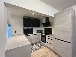 <p><span>Instapklaar appartement op toplocatie in Knokke!</span></p><p><span> </span></p><p><span>Dit charmant & lichtrijke appartement is gelegen op een uitstekende locatie in Knokke, op slechts anderhalve straat van de dijk, de zee en in een zijstraat van de Lippenslaan. Een ideale ligging voor wie wil genieten van zee, winkels en restaurants op wandelafstand.</span></p><p><span> </span></p><p><span>Het appartement bevindt zich op de vierde verdieping, bereikbaar met de lift en is uitgerust met een videofonie-installatie.</span></p><p><span> </span></p><p><span>De ruime leefruimte geniet van veel natuurlijk licht en is afgewerkt met een tegelvloer in parketlook, wat zorgt voor een warme & stijlvolle uitstraling. Aansluitend bevindt zich de mooie open keuken, volledig uitgerust met vaatwasmachine, oven, koelkast en diepvries - perfect voor comfortabel verblijf of tweede verblijf aan zee. </span></p><p><span> </span></p><p><span>Er zijn twee terrassen aanwezig:</span></p><p><span>- één aan de leefruimte - zuid georiënteerd</span></p><p><span>- één aan de slaapkamers, voor extra rust en privacy</span></p><p><span> </span></p><p><span>De badkamer is praktisch ingericht met een lavabomeubel, inloopdouche en handdoekradiator. Tevens voorziening om het plaatsen van een wasmachine.</span></p><p><span>Daarnaast een apart gastentoilet.</span></p><p><span> </span></p><p><span>Verder zijn er twee ruime slaapkamers, beide met rechtstreeks toegang tot het achterliggende terras.</span></p><p><span> </span></p><p><span>Tot slot hoort er ook een privékelder bij het appartement, ideaal voor extra bergruimte.</span></p><p><span>Tevens fietsenberging aanwezig.</span></p><p><span> </span></p><p><span>Betreft de EPC score: de buitenmuren en dak moeten extra geïsoleerd worden tegen 2050 via de gemeenschap; geen private renovatie nodig.</span></p><p><span> </span></p><p><span>Een ideaal appartement als tweede verblijf, investering of vaste woonst op een absolute topligging in Knokke!</span></p>
