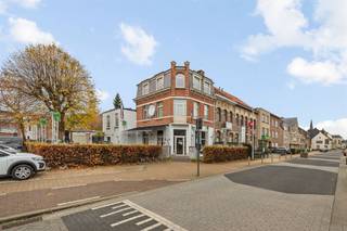 <p><span>Handelspand met appartement op gunstige locatie</span></p><p><span> </span></p><p><span>Op een </span><span>gunstige locatie</span><span> in Ranst vinden we dit ruime verhuurde handelspand met appartement terug.</span></p><p><span> </span></p><p><span>De ruime handelszaak (197m2 cfr epc) wordt momenteel uitgebaat als café en beschikt over een groot terras vooraan de zaak. </span></p><p><span>De zaak zelf wordt door de huurder zeer goed onderhouden waardoor er steeds zorg gedragen wordt voor het pand. Achteraan de zaak vinden we de ruime toiletten.</span></p><p><span>Er is tevens een droge kelder, die gebruikt kan worden ter stockage.</span></p><p><span> </span></p><p><span>Door de </span><span>centrale ligging</span><span> is de zaak vlot bereikbaar. Ook is er veel parkeergelegenheid.</span></p><p><span> </span></p><p><span>Op de eerste en tweede verdieping vinden we het recent gerenoveerde appartement terug. Dit is een ruim appartement (111m2 cfr EPC) dat beschikt over 3 slaapkamers, een geïnstalleerde keuken, en badkamer.</span></p><p><span> </span></p><p><span>Het pand beschikt over </span><span>zonnepanelen</span><span>.</span></p><p><span> </span></p><p><span>Het pand is verhuurd, en dus ideaal als investering. De totale huuropbrengst bedraagt </span><span>3.000 euro/maand, </span><span>zijnde 2.200 euro voor de handelszaak en 800 euro voor het appartement.</span></p><p><span> </span></p><p><span>Bent u op zoek naar een investeringspand zonder directe kosten, maak dan zeker uw afspraak voor een bezoek!</span></p><p><span> </span></p><p><span>Ben jij geïnteresseerd in dit pand te koop in Ranst? Ben je op zoek naar ander vastgoed of wens je de waarde van jouw eigendom te kennen? Dan ben je bij BOLT Immo aan het juiste adres! We helpen jou graag verder! Bel 03/568.68.06 of mail <span>info@bolt.immo</span></span><span> </span></p><p><span> </span></p><p><span> </span></p><p><span> </span></p>