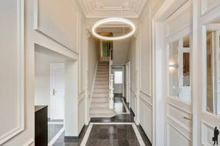 Charmant pand ingericht als kantoorruimte met mogelijkheden! De gelijkvloerse verdieping werd volledig gerenoveerd met instandhouding van...