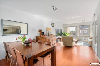 <p><span>Op te frissen bel-etage met grote zonnige tuin in gegeerde wijk te Ekeren</span></p><p><span>Ontdek deze op te frissen bel-etagewoning, gelegen in een zeer gegeerde en gezellige wijk te Ekeren. De woning geniet van een toplocatie in een rustige, groene omgeving en beschikt over een </span><span>gunstig EPC B.</span></p><p><span>Op de eerste verdieping bevindt zich een </span><span>ruime en lichtrijke leefruimte met grote raampartijen</span><span> die zorgen voor een aangename lichtinval. Aansluitend vindt u de </span><span>open keuken</span><span> met prachtig zicht op de tuin. Vanuit de leefruimte heeft u toegang tot een gezellig </span><span>overdekt terras</span><span>, dat via een trap rechtstreeks verbonden is met de grote, zonnige tuin.</span></p><p><span>De tweede verdieping omvat</span><span> drie volwaardige slaapkamers</span><span>, een ruime badkamer met douche in ligbad, dubbele lavabo en toilet en een praktische extra bergruimte.</span></p><p><span>Op het gelijkvloers beschikt de woning over een gastentoilet, een bergruimte met aansluitingen voor wasmachine en droogkast, en een aparte doucheruimte. Daarnaast werd de garage opgesplitst tot een zeer ruime </span><span>polyvalente ruimte</span><span> met zicht op de tuin en toegang via een schuifdeur. Deze ruimte kan perfect ingericht worden als vierde slaapkamer, bureauruimte, fitness of hobbyruimte. Het tweede deel van de oorspronkelijke garage wordt gebruikt als extra bergruimte voor bijvoorbeeld fietsen. </span></p><p><span>De tuin beschikt eveneens over een praktische tuinberging.</span></p><p><span>Deze woning combineert comfort, ruimte en potentieel op een topligging in Ekeren.</span></p><p><span>Troeven</span></p><ul><li><span>Toplocatie in Ekeren, rustig en groen gelegen in een leuke wijk </span></li><li><span>EPC B </span></li><li><span>Veel lichtinval </span></li><li><span>Grote zonnige tuin </span></li><li><span>Overdekt terras op de eerste verdieping </span></li><li><span>Veel mogelijkheden dankzij polyvalente ruimte </span></li></ul><p><span> </span></p><p><span>Hoewel de woning enige opfrissen kan gebruiken, biedt het veel potentieel om hier een mooie thuis van te maken! </span></p><p><span>Benieuwd naar meer? Kom deze woning zelf ontdekken en plan vandaag nog uw bezoek in via </span><span>www.janssenenjanssen.be</span><span>!</span></p><p><span> </span></p>