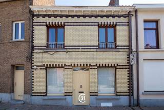 <p>Op zoek naar een gezellige woning op een strategische locatie? Deze charmante woning in de Gentsestraat 81 te Geraardsbergen biedt een ideale combinatie van comfort en bereikbaarheid.</p><p>De woning beschikt over een ruime en lichtrijke leefruimte, twee volwaardige slaapkamers en een aangename tuin waar u in alle rust kunt genieten van het buitenleven. In de straat is bovendien ruim voldoende parkeergelegenheid, wat zorgt voor extra praktisch comfort.</p><p>Dankzij de uitstekende ligging, op korte afstand van het centrum van Geraardsbergen en nabij de belangrijkste invalswegen, geniet u van een vlotte verbinding terwijl winkels, scholen en andere voorzieningen binnen handbereik liggen.</p><p>De woning is momenteel verhuurd, waardoor ze ook een interessante opportuniteit vormt voor investeerders die op zoek zijn naar een eigendom met onmiddellijk rendement.</p><p>Voor meer informatie of een bezoek, contacteer ons kantoor!</p>