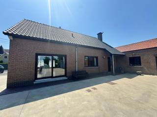 Deze instapklare woning in Sint-Gillis-Waas wordt uitsluitend verhuurd aan zelfstandigen, bedrijven of voor de huisvesting van personeel. De woning...