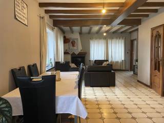 Te huur: centraal gelegen bel-etagewoning te Aalst! Deze woning beschikt op de gelijkvloerse verdieping uit een inkomhal met aparte toegangsdeur...