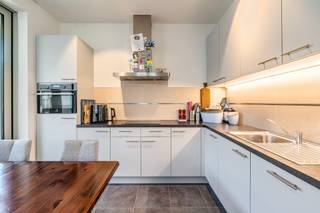 <h2><span>Modern en instapklaar 2 slaapkamer appartement in de Regattawijk met autostaanplaats</span></h2><p><span>Ontdek dit modern en instapklaar appartement, gelegen in de gegeerde Regattawijk op Linkeroever. Dit recente appartement combineert hedendaags wooncomfort met een uitstekende ligging, vlak bij het Galgenweel, de Middenvijver en tal van wandel- en fietsroutes.</span></p><p><span>Vanuit de ruime inkomhal bereikt u de verschillende ruimtes van het appartement. Aan het einde van de hal bevindt zich de lichtrijke leefruimte met een open, volledig uitgeruste keuken. Dankzij de grote raampartijen geniet u hier van een aangename natuurlijke lichtinval. Aansluitend bevindt zich het ruime terras, waar u in alle rust kan genieten van de buitenruimte.</span></p><p><span>Verder beschikt het appartement over twee volwaardige slaapkamers, een badkamer, een apart toilet en een praktische berging.</span></p><p><span>Extra troeven zijn de ondergrondse autostaanplaats en de gemeenschappelijke fietsenstalling, die zorgen voor extra comfort en gebruiksgemak.</span></p><p><span>De Regattawijk staat bekend om haar rustige en groene omgeving, terwijl u tegelijk geniet van een uitstekende bereikbaarheid. Het Galgenweel, de Middenvijver, winkels, openbaar vervoer en belangrijke invalswegen bevinden zich op korte afstand, waardoor dit appartement een ideale uitvalsbasis vormt voor wie comfortabel en centraal wil wonen.</span></p><p><span>Troeven</span></p><ul><li><span>Gelegen in de gegeerde Regattawijk </span></li><li><span>Instapklaar en modern appartement </span></li><li><span>2 volwaardige slaapkamers </span></li><li><span>Vloerverwarming</span></li><li><span>Ruim terras </span></li><li><span>Ondergrondse autostaanplaats </span></li><li><span>Gemeenschappelijke fietsenstalling </span></li><li><span>Vlak bij het Galgenweel en de Middenvijver </span></li><li><span>Vlotte verbinding naar Antwerpen-centrum en de autosnelwegen</span></li></ul>