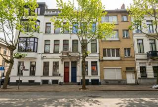 <p><span>Volledig vernieuwd gelijkvloersappartement met 2slpks en terras</span></p><p><span> </span></p><p><span>Dit centraal gelegen appartement is op wandelafstand van openbaar vervoer, scholen, winkels, parken en restaurants.</span></p><p><span>Het gebouw is in 2011 volledig vernieuwd.</span></p><p><span> </span></p><p><span>De indeling:</span></p><p><span>De gelijkvloers verdieping:</span></p><p><span>Via de gemeenschappelijke toegangsruimte is de inkom naar de gezellige leefruimte met verder door, de open leef-keuken, die ook toegang geeft tot het terras/stadskoertje achteraan. </span></p><p><span>De keuken beschikt over volgende toestellen: Amerikaanse koelkast, oven, afwasmachine, dampkap en gasvuur. </span></p><p><span>Er is een slaapgedeelte gecreëerd.</span></p><p><span>Een eerste badkamer met inloopdouche en toilet.</span></p><p><span> </span></p><p><span>Souterrain verdieping (kelderverdieping):</span></p><p><span>Een ruime slaapkamer met aansluitend de dressing. Badkamer inloopdouche, lavabomeubel en toilet.</span></p><p><span>Voldoende bergruimte/werkruimte in het appartement en een berging met aansluiting voor wasmachine en droogkast.</span></p><p><span>Pluspunten:</span></p><p><span>- Gunstige EPC met label B</span></p><p><span>- Elektriciteit is conform</span></p><p><span>- Kleinschalig gebouw met lage gemeenschappelijke kosten</span></p><p><span>- Aparte meters voor nutsvoorzieningen</span></p><p><span>- Opgenomen in het maatregelen register: Nee</span></p>