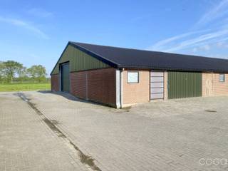 Deze opslagruimte, op een gepolierde betonvloer, heeft een oppervlakte van 232m² en is bereikbaar via een schuifpoort (4m breed, 2m hoog) alsook...