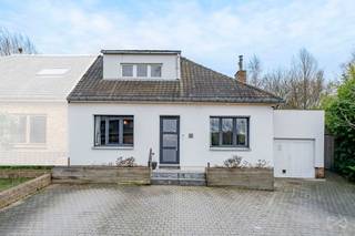 We Invest Waterloo vous présente cette charmante maison rénovée, idéalement située au bout d’une voie sans issue, offrant un cadre de vie calme...