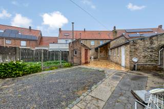 <span><span>Deze ruime gesloten woning, gelegen in het <strong>centrum van Vladslo</strong>, <strong>beschikt</strong> over een voormalige <strong>handelsruimte</strong> die zich perfect leent voor uiteenlopende invullingen, zoals een kapsalon, praktijkruimte, kantoor of voedingswinkel. Wenst u <strong>meer woonruimte</strong>? Dan kan deze ruimte, mits de nodige aanpassingen, ook perfect geïntegreerd worden in de woning.<br /><br />De voormalige handelsruimte biedt bovendien toegang tot een <strong>praktische kelder en een inpandige garage.</strong><br />Het woongedeelte start in de gezellige woonkamer, die aansluit op de keuken en de trap naar de eerste verdieping. Via de keuken bereikt u de wasplaats, het apart toilet, de badkamer en een handige berging. Daarnaast biedt de keuken ook toegang tot een <strong>praktische opbergzolder</strong>.<br />Op de eerste verdieping bevinden zich <strong>drie zeer ruime slaapkamers</strong>. Verder beschikt de woning over een uitzonderlijk <strong>ruime zolder</strong>, die perfect kan worden ingericht als extra slaapkamer, bureau, hobbyruimte of <strong>polyvalente ruimte</strong>.<br />Buiten geniet u van een gezellige koer met tal van bijgebouwen, ideaal als <strong>extra bergruimte</strong>, werkplaats of voor diverse hobby’s.<br />Dankzij de centrale ligging, de ruime indeling en de vele mogelijkheden vormt deze eigendom de ideale basis voor wie op zoek is naar een woning met <strong>extra potentieel</strong>.</span></span>
<div><br /><span><u><span>Troeven:</span></u></span>
<ul>
<li><span><span>Centrale ligging in het centrum van Vladslo;</span></span></li>
<li><span><span>Voormalige handelsruimte met diverse mogelijkheden;</span></span></li>
<li><span><span>Inpandige garage;</span></span></li>
<li><span><span>Praktische kelder;</span></span></li>
<li><span><span>Gezellige koer met tal van bijgebouwen;</span></span></li>
<li><span><span>Drie zeer ruime slaapkamers;</span></span></li>
<li><span><span>Inrichtbare zolder.</span></span></li>
</ul>
<span><span>Wenst u meer info? Of liever een bezichtiging? Neem contact met ons kantoor en we begeleiden u graag verder tijdens een plaatsbezoek. Dit kan op het nummer 051 50 11 51 of per mail via diksmuide@diksimmo.be. </span></span></div>