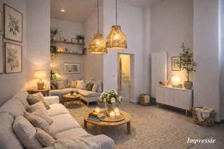 <p>In hartje Antwerpen bevindt zich deze charmante gesloten bebouwing, oorspronkelijk daterend van ca. 1900 en in 2022 gerenoveerd. Authentieke elementen en hedendaags comfort smelten hier samen tot een sfeervolle stadswoning op een absolute topligging in de historische stadskern.<br /><br />De woning deed de voorbije drie jaar dienst als succesvolle Airbnb. Ze kan hier en daar een cosmetische opfrissing gebruiken, wat meteen de kans biedt om ze volledig naar eigen smaak en wooncomfort af te werken.<br /><br /><span><strong>INDELING</strong></span>:<br /><br />Via de inkom betreedt u de gezellige leefruimte met zithoek en trap naar de bovenliggende verdiepingen. Op de tussenverdieping bevindt zich een apart toilet.<br /><br />De eerste verdieping herbergt een lichtrijke open keuken met eetruimte, ideaal voor wie houdt van koken en samen tafelen.<br /><br />Op de tweede verdieping bevinden zich twee slaapkamers, perfect als hoofdslaapkamer en kinderkamer, bureau of dressing.<br /><br />De derde verdieping biedt plaats aan een ruime derde slaapkamer aan de voorzijde en een moderne badkamer aan de achterzijde, uitgerust met inloopdouche en wastafel.<br /><br />De droge kelder op stahoogte is verdeeld in twee compartimenten en biedt praktische bergruimte naast de technische installaties.<br /><br /><span><strong>BIJZONDERHEDEN</strong></span>:<br /><br />- Gerenoveerd in 2022<br />- Drie slaapkamers<br />- Authentieke stadswoning met karakter<br />- Cosmetische opfrissing nodig<br />- Topligging in de historische stadskern</p>