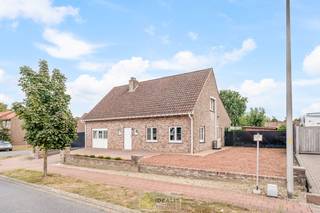 <strong>IDEALIS VASTGOED – ZEER RUIME EENGEZINSWONING MET EEN KNAPPE LEEFRUIMTE MET AANSLUITEND OPEN MODERNE KEUKEN, MOMENTEEL 3 SLAAPKAMERS MAAR MOGELIJKHEID TOT 4 SLAAPKAMERS, 2 BADKAMERS, ONDERKELDERD EN VOLLEDIG AANGELEGD MET EEN KNAPPE TUIN EN HEERLIJK OVERDEKT TERRAS OP EEN PERCEEL VAN 5A 63CA! Deze ruime gezinswoning omvat +- 215m² netto bewoonbare oppervlakte met een aangename woonkamer bestaande uit zit-en eetgedeelte, een open moderne keuken, 3 slaapkamers maar mogelijkheid tot 4 slaapkamers en 2 badkamers. Een unieke kans voor kandidaten op zoek naar een ééngezinswoning voorzien van alle faciliteiten en comfort op een fijne locatie in een residentiële wijk tussen de centra van Oudsbergen, Bocholt, Bree en Peer! De huidige eigenaars hebben de woning in 2023 gerenoveerd en o.a. voorzien van vloerverwarming, een warmtepompboiler en 2 lucht-luchtsystemen om te koelen en warmen!!</strong><br /><br /><strong>LIGGING: </strong><br />Deze woning is gelegen op een aangenaam perceel, in een rustige straat in het rustige Meeuwen-Gruitrode, deel van Oudsbergen. Vanuit deze locatie is men op enkele autominuten verwijderd van zowel de centra van Meeuwen, Wijshagen, Bocholt, Bree en Peer. Sportfaciliteiten, een krantenwinkel, horeca, en vooral ook een heel groene omgeving zijn op wandelafstand bereikbaar. Een rustige ligging gecombineerd met een vlotte verbinding ten opzichte van omliggende gemeenten.<br /><br /><strong>INDELING: </strong><br /><strong>Gelijkvloerse verdieping: </strong><br />– inkomhal/sas – royale leefruimte met zit- en eetgedeelte met aansluitend goed uitgeruste open keuken (voorzien van alle comfort en veel opbergruimte) – toilet gelijkvloers – garage (momenteel ingericht als leefruimte) – hobbyruimte – badkamer gelijkvloers (voorzien van douche en enkele wastafel) – wasplaats –<br /><br /><strong>Bovenverdieping: </strong><br />– Ruime nachthal – slaapkamer 1 – slaapkamer 2 – slaapkamer 3 (momenteel ingericht als master bedroom met dressing) – badkamer bovenverdieping (voorzien van bad en enkele wastafel) – toilet bovenverdieping –<br /><br /><strong>Kelder:</strong><br />– Het grootste gedeelte van de woning is onderkelderd, het overige gedeelte is toegankelijk via kruipkelder –<br /><br /><strong>Tuin: </strong><br />– Woning gelegen op een volledig aangelegd perceel met een overdekt terras van + - 22m², de tuin is volledig omheind –<br /><br /><strong>EXTRA TROEVEN:</strong><br />- Fijne locatie, centraal t.o.v. omliggende gemeenten<br />- Rustige residentiële wijk<br />- Zeer degelijk gebouwde woning<br />- Bouwjaar 1997 – renovatie 2023<br />- Gelijkvloers vloerverwarming - 1ste verdieping radiatoren<br />- Lucht-luchtsysteem gelijkvloers en 1ste verdieping<br />- Onderhoudsvriendelijke afwerking<br />- Prachtige leefruimte met open keuken<br />- Goed uitgeruste en verzorgde keuken<br />- 3 slaapkamers<br />- Mogelijkheid tot 4 slaapkamers<br />- 2 badkamers<br />- Hobbyruimte/werkruimte<br />- Heerlijk overdekt terras<br />- Energievriendelijke woning met gunstig EPC B<br />- Elektrische installatie conform<br /><br /><strong>Stedenbouwkundige Inlichtingen:</strong><br />Bouwvergunning – Woonuitbreidingsgebied - Geen dagvaarding - Geen voorkooprecht – Verkavelingsvergunning<br /><br /><strong>E-peil: </strong>EPC: 200 kWh/m² <strong>met certificaatnummer:</strong> 20260823-0003939044-RES-1<br /><br /><strong>O-peil:</strong> niet overstromingsgevoelig gebied<br />P-score: A<br />G-score: A<br /><br /><strong>Benieuwd naar deze woning?<br />Wenst U advies omtrent uw eigen woning? Graag plannen wij vrijblijvend met U een afspraak in om onze expertise met U te delen, steeds tot Uw dienst!!<br />Neem contact op met IDEALIS VASTGOED op 011/515 565 of mail naar info@idealisvastgoed.be!</strong><br />