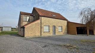 In het rustige en landelijke Merkem bevindt zich deze charmante woning op een perceel van maar liefst 880 m². Hier geniet je dagelijks van rust, ruimte en een prachtig uitzicht op het omliggende landschap – de ideale plek voor wie wil ontsnappen aan de drukte en toch comfortabel wil wonen.<br /><br />De woning werd grondig gerenoveerd in 2015 en combineert hedendaags wooncomfort met een praktische indeling.<br /><br />Op het gelijkvloers kom je binnen via de inkomhal met apart gastentoilet. De woning beschikt over een ruime en lichtrijke leefruimte met een open, volledig ingerichte keuken. Vanuit zowel de leefruimte als de keuken heb je een prachtig zicht op de tuin en de groene omgeving. Verder bevindt zich op het gelijkvloers nog een praktische bureauruimte, ideaal voor thuiswerk, en een badkamer uitgerust met lavabo, inloopdouche en toilet.<br /><br />Op de verdieping vind je de nachthal, drie volwaardige slaapkamers en een apart toilet.<br /><br />Ook buiten heeft deze woning heel wat te bieden. De ruime tuin met landelijke vergezichten vormt een heerlijke plek om te ontspannen. Daarnaast is er een ruim terras, deels overdekt, waar je het hele jaar door kan genieten van het buitenleven. Vooraan de woning bevindt zich bovendien een handige carport, en parkeren kan probleemloos dankzij voldoende parkeergelegenheid voor de deur.<br /><br />* regenwaterput 10.000liter<br />* steenput