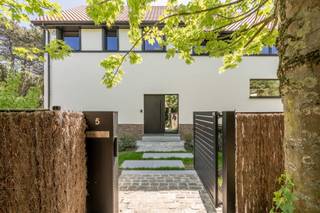 <p>Exclusive, fully renovated villa for sale in the heart of the Zoute, discreetly tucked away in the idyllic Tennispad. This stunning property is quietly located in a charming lane and enjoys an exceptional setting with a sun-drenched garden all around, offering the perfect blend of privacy and natural light.</p>
<p>The ground floor features a spacious, light-filled living area with an open kitchen that opens directly onto two terraces – ideal for lovers of indoor-outdoor living. Adjacent to the living space are a cozy separate TV corner and a practical, well-integrated utility room.</p>
<p>On the first floor, you'll find a generous master bedroom with a walk-in dressing room and a spacious, luxurious bathroom. A second, slightly smaller master suite includes built-in wardrobes and a private shower room. In addition, there are two more large double bedrooms, each with built-in closets. A large bathroom with both bathtub and shower, along with a separate toilet in the night hall, completes this floor. All bedrooms are equipped with air conditioning, ensuring year-round comfort.</p>
<p>The second floor offers a very spacious multipurpose room, ideal as a playroom, home office or relaxation area. There is also the possibility to create a fifth bedroom with en-suite bathroom, with all necessary connections already in place. A generous attic space is also available.</p>
<p>The house has a full basement, an integrated garage, and several parking spaces in front of the property.</p>
<p>A unique home with outstanding finishes and a prime location in one of the most sought-after lanes of the Zoute – truly worth a visit.</p>