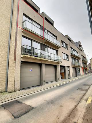 Dit appartement is hedendaags afgewerkt en beschikt over 1 slaapkamer, een badkamer met douche, een berging en een apart toilet. Verder is een staanplaats voor de wagen en een kelderberging inbegrepen in de prijs. INDELING:Leefruimte – open keuken (keramische kookplaat, combi-oven, koelkast met vriesvak) – slaapkamer – badkamer – berging – apart toilet – staanplaats wagen – kelderberging TROEVEN:+ lichtrijk appartement+ op wandelafstand van station Oudenaarde+ nabij centrum OudenaardeDe snelste manier om een bezoek te brengen aan deze woning? Vraag je bezoek aan via de rode knop op onze website (www.dewaele.com) en je wordt gecontacteerd door onze verhuurexpert Nicolas. Telefonisch kunnen er geen afspraken gemaakt worden. Bij andere vragen kun je ons telefonisch contacteren via 055 20 80 20.