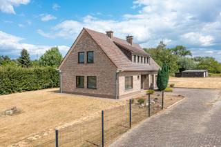 <p>Deze instapklare woning in Itterbeek is gelegen op een uitzonderlijk perceel van bijna 50 are en geniet van een prachtig verzicht over het omliggende groen.<br />De woning bevindt zich in een rustige, autoluwe straat en toch in de nabijheid van openbaar vervoer, Erasmus, invalswegen en meer.</p><p>De woning werd recent opgefrist (schilderwerken, plaatsing CV aardgas, ...) en bevindt zich vandaag in degelijke en instapklare staat. </p><p>Via de grote oprijlaan bereikt u de woning, volledig omgeven door groen en rust. De ruime inkomhal met vestiairehoek verwelkomt u meteen in een aangename en lichtrijke sfeer. Dankzij de grote raampartijen geniet de leefruimte van veel natuurlijke lichtinval. De vernieuwde keuken vormt een praktische basis en kan verder naar eigen smaak worden ingericht en afgewerkt. </p><p>Op het gelijkvloers bevindt zich daarnaast nog een bureau of kleine slaapkamer, ideaal voor thuiswerk of gelijkvloers wonen. Verder zijn er een gastentoilet, een praktische berging en een bijzonder ruime garage aanwezig. Voor de garagepoort bevindt zich bovendien een ruime oprit met plaats voor meerdere wagens.</p><p>Op de eerste verdieping bevinden zich drie zeer ruime slaapkamers van respectievelijk 16m², 23m² en 26m². De badkamer beschikt over een douche in bad en er is eveneens een apart toilet voorzien op deze verdieping. Extra bergruimte is aanwezig via de bijkomende berging op de verdieping.</p><p>De zolderverdieping kan perfect dienen als extra stockage en het dak werd recent geïsoleerd, wat bijdraagt aan het wooncomfort en energiezuinigheid. Ook de kelderruimte biedt bijkomende opslagmogelijkheden.</p><p>De absolute troef van deze woning is het uitzonderlijke perceel, zowel de breedte als diepte. Hier geniet u dagelijks van rust, privacy en natuur, geschikt voor liefhebbers van dieren, tuinieren of andere.</p><p>Een unieke opportuniteit voor wie op zoek is naar een instapklare, solide woning met ruime slaapkamers, een garage, grote tuin en een prachtige ligging in het groen. </p>