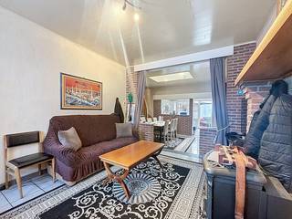 Indeling als volgt:- Open leefruimte opgedeeld in een gezellige zit- en eethoek.- Grote, open keuken met directe aansluiting naar de veranda, wat zorgt voor veel lichtinval.- Drie slaapkamers, waarvan er zich handig één op het gelijkvloers bevindt.- Badkamer uitgerust met een ligbad, enkele lavabo, toilet en de nodige aansluitingen voor een wasmachine.- Kelderruimte voor extra koele berging.- Grote tuin met een bijgebouw voor extra opbergruimte.- Ruime garage met doorgang naar de tuinBijzonderheden:- Perceeloppervlakte: 557 m² (15m breed, 50m diep)- Bewoonbare oppervlakte: 180 m²- BJ: 1960.- Centrale ligging: Midden in het centrum van Wuustwezel met alle voorzieningen nabij.- EPC: F-label (renovatieplicht binnen 6 jaar)- Niet-asbestveilig- Elektrische keuring in aanvraag.- Investering: Het pand wordt momenteel verhuurd; vraag gerust naar de voorwaarden.Interesse in deze woning met diepe tuin in het centrum?Vraag je bezoek aan via veerle.pierar@dewaele.com of 03/369.42.50.(ver-)Kopen of (ver-)huren in de Noorderkempen?Met vragen kan u altijd bij ons terecht!Dewaele VastgoedDeze AI-visualisaties zijn bedoeld als inspiratie. Er werd geen rekening gehouden met technische specificaties, stedenbouwkundige voorschriften of de concrete mogelijkheden tot realisatie.Dit pand is onderworpen aan de renovatieverplichting van de Vlaamse overheid voor residentiële gebouwen (behoudens bij sloop binnen 5 jaar na de aankoop). Consulteer voor meer informatie de website van het Vlaams Energie- en Klimaatagentschap via https://www.vlaanderen.be/een-woning-kopen/renovatieverplichting-voor-residentiele-gebouwen