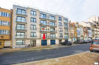 Vlot bereikbare garage op het gelijkvloers in een recent gebouw in hartje Middelkerke. Afmetingen garage: 5m diep op 3m breed (afmetingen poort...