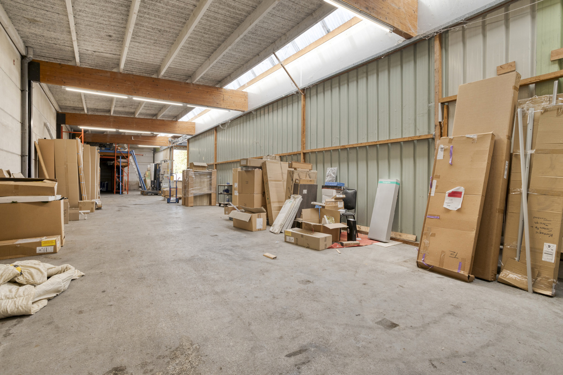 Centraal magazijn / opslagruimte 350 m² te huur in Roeselare - foto 2
