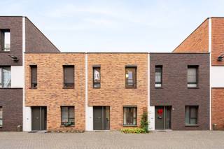 BENIEUWD? VRAAG EEN AFSPRAAK AAN VIA WWW. HILLEWAERE.BE EN KLIK OP DE RODE KNOP 'BEZOEK AANVRAGEN'.<br /><br />Deze recente, energiezuinige rijwoning bevindt zich op het rustige en kindvriendelijke woonerf Niefhout, aan de rand van de stad. Hier woon je in alle sereniteit, met een speeltuintje vlakbij én op wandelafstand van de Nieuwe Kaai, het station en het bruisende centrum.<br /><br />Bij het binnenkomen word je verwelkomd in een verzorgde inkomhal met vestiairemogelijkheid en een apart gastentoilet. De leefruimte is heerlijk licht en gezellig, met een open keuken die bijzonder ruim en praktisch is ingericht, met veel kastruimte en alle comfort zoals een inductiekookplaat, oven, microgolf, vaatwasser, koelkast en een ruime diepvriezer.<br /><br />Via het schuifraam kom je terecht in de zonnige, zuidgerichte tuin. Deze is onderhoudsvriendelijk aangelegd met kunstgras, maar straalt warmte en kleur uit dankzij de fleurige beplanting. Extra handig is het achterpoortje, ideaal voor fietsen, vuilbakken of tuinafval.<br /><br />Op de verdieping bevinden zich drie kamers: een ruime masterbedroom met kleine ingebouwde kast, een tweede volwaardige slaapkamer en een derde kleinere kamer die perfect kan dienen als dressing of bureau. Verder is er een moderne badkamer met douche en dubbele wastafel, én een apart toilet.<br /><br />Als extra troef beschikt de woning over een ondergrondse autostaanplaats (nr. 16) en een gemeenschappelijke fietsenberging. De ondergrondse verdieping is vlot bereikbaar via lift en trap.<br /><br />Kortom: een zonnige, instapklare en charmante stadswoning!<br /><br />Bijzonderheden:<br />- Onmiddellijk beschikbaar<br />- Servicekosten: 50 € per maand <br />- Rolluiken over gans de woning<br />- centraal gelegen<br />- ondergronds systeem op het woonerf voor afval (muv GFT)<br />- verwarming via warmtenet (collectief ondergronds verwarmingssyteem)<br />- speeltuintje aanwezig op woonerf<br />- EPC-label: A<br />- conforme elektrische keuring<br />- Regenwaterput