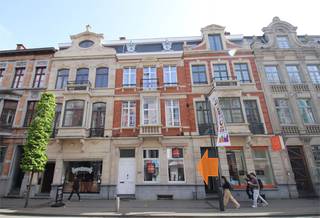 Deze handels-/kantoorruimte maakt deel uit van een recentelijk compleet (!!), energetisch gerenoveerd gebouw.<br /><br />Ze beschikt over een mooie inkomhal, drie doorlopende plaatsen, een keukenruimte, een bovenliggende sanitaire ruimte (waaronder 2 toiletten) en een kelder.<br />De blikvangers zijn het <span><strong>terras en de zuid-gerichte tuin</strong></span>!<br />De tuin geeft bovendien uit op een <span><strong>garage</strong></span>, die bereikbaar is via de Justus Lipsiusstraat (om de hoek van de Bondgenotenlaan): heel handig voor leveringen e.d.!!<br /><br />De handelsruimte heeft een (bruto-)oppervlakte van 115m².<br /><br />De authentieke elementen - zoals de hoge plafonds, marmeren schouwen &amp; origineel schrijnwerk (grote tussendeuren) - zijn behouden, wat de ruimte het nodige cachet geeft.<br /><br /><span><strong>EPC A-label </strong></span>(airco aanwezig)!<br /><br /><span><strong>Mét horeca-vergunning</strong></span><u>,</u> maar kan ook voor andere bestemmingen (kantoor of andere handel) dienen.<br /><br />Voorname ligging: In de Bondgenotenlaan (gegarandeerd véél passage) en vlakbij het station!!<br />Publieke parking schuin tegenover, alsook Parking De Bond (onder het station) &amp; Ladeuzeplein die vlakbij zijn.<br /><br />Individuele tellers van water, gas en elektriciteit.<br />De huurder betaalt ook jaarlijks zijn deel van de onroerende voorheffing (ca. € 1.950).<br /><br />Plannen via mail verkrijgbaar (via info@immoanthonis.be).<br /><br />Kan onmiddellijk beschikbaar zijn.<br /><br /><em>Uitsluitend te bezichtigen na TELEFONISCH contact op 016 23 44 16 tijdens de openingsuren (niet via mail aub, bedankt).<br />VIEWINGS ONLY AFTER CALLING US ON 016 23 44 16 during office hours (not by email please, thx).</em>