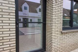 Deze exclusieve kantoor- of praktijkruimte bevindt zich op een centrale locatie, vlakbij het centrum van Wevelgem, en biedt een...