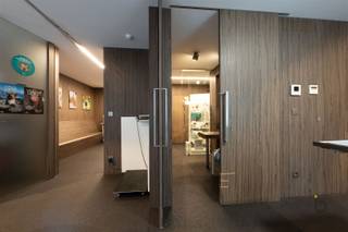 RUIME LICHTRIJKE PRAKTIJK IN EEN GELIJKVLOERSAPPARTEMENT MET PRIVÉ-TUIN;Ontdek deze eigentijdse praktijk/appartement van ca. 95 m² met veel...