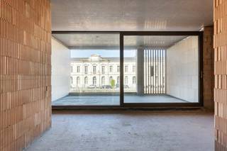 Op zoek naar een volledig afgewerkte hoogwaardige nieuwbouwwoning aan 6 % BTW*. Dan is dit een mooie opportuniteit <br /><br />Deze woning met een bewoonbaar opp. maar liefst 280 m2, in high-end architectuur heeft een eigen lift (rolstoeltoegankelijk) van het gelijkvloers tot op de derde verdieping. <br /><br />Op het gelijkvloers: de inkomhal (+ toilet), aan de straatzijde een lichtrijke ruimte, ideaal voor wie op zoek is naar een bureel of praktijkruimte voor vrij beroep, een (ingerichte) badkamer, berging en extra (slaap)kamer. Door de polyvalente inrichting biedt deze verdieping een opportuniteit voor wie o.a. gelijkvloers (rolstoeltoegankelijke) (groeps-)praktijkruimte, kantoorruimte..... zoekt.<br />Er is mogelijkheid om de woning volledig afwerkt aan te kopen met onderstaand vermelde hoogwaardige en stijlvolle afwerking zoals foto's (van naastgelegen afgewerkte woning) in deze advertentie. Vermelde prijs is afgewerkt opgeleverd. <br /><br />Op de 1e verdieping een open keuken + woonruimte van waaruit u toegang heeft tot het ruime terras <br />De twee verdieping omvat een zithoek , ruime slaapkamer, badkamer en afzonderlijk toilet. <br />Vanop de 3e verdieping heeft U vanuit de lichtrijke slaapkamer met dressing, douchekamer, .... toegang tot het terras. <br /><br />Momenteel kan deze woning nog "casco" aangekocht worden en de indeling aangepast worden naar uw wensen. Prijs afwerking beschikbaar op aanvraag*<br /><br />Interesse in een bezoek of graag bijkomende info? <br />Contacteer Pieter Cardoen op 0475 361252. <br /><br />*Contacteer ons i.v.m. de voorwaarden.