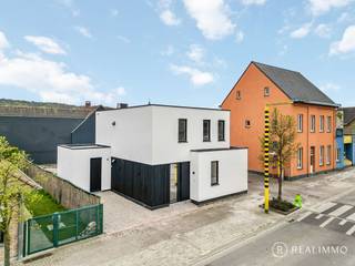 <strong>E-peil 4 (!!) – EPC slechts 6 kWh/m²</strong><br /><br /><strong>Laat je verrassen door deze recente en tot in de puntjes afgewerkte nieuwbouwwoning<u> met reeds aangelegde tuin</u> met een bewoonbare oppervlakte van 175 m², gelegen in het hart van Ruien. Op wandelafstand van winkels, scholen en het prachtige Kluisbos geniet je hier van een ideale combinatie van comfort, natuur en bereikbaarheid.</strong><br /><br /><u><strong>Indeling</strong></u><br />Via de ruime inkomhal met gastentoilet kom je binnen in een lichtrijke leefruimte met open keuken en zicht op de volledig aangelegde tuin met zonneterras – de perfecte plek om te ontspannen of gasten te ontvangen. De aangelegde oprit biedt plaats voor meerdere wagens. De praktische berging naast de keuken en de aparte bureauruimte op het gelijkvloers zorgen voor extra comfort en flexibiliteit.<br />Op de eerste verdieping vind je 3 ruime slaapkamers, een volledig uitgeruste badkamer én een afzonderlijk toilet.<br />Topscore op energie en afwerking:<br /><strong>Dankzij doordachte keuzes in materialen en technieken geniet je van maximaal comfort met een minimaal energieverbruik. Met een uitzonderlijk EPC van slechts 6 kWh/m² hoef je je geen zorgen te maken over energiekosten.</strong><br /><br /><u><strong>5 keer WAUW:</strong></u>
<ul>
	<li>Super energiezuinig: 6 kWh/m²</li>
	<li>Volledig aangelegde tuin, terras én oprit</li>
	<li>Kwalitatieve en smaakvolle afwerking</li>
	<li>Aparte bureauruimte voor thuiswerk of hobby</li>
	<li>Centrale ligging op wandelafstand van het Kluisbos</li>
</ul>
<u><strong>Deze woning is écht instapklaar, buiten én binnen.</strong></u><br /><br />Zin om deze parel zelf te ontdekken?<br />Contacteer Nicolas op 0478 50 58 91 of via nicolas@real-immo.be voor een vrijblijvende rondleiding.