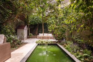 <p><strong>Ruime herenwoning met tuin en vijver, tussen Park Spoor Noord en het centrum</strong></p><p>Ooit gedroomd van een prachtige herenwoning met een uniek stuk tuin, vlak bij het bruisende centrum van Antwerpen? Aan de Oranjestraat 42 wordt die droom werkelijkheid: een ruime herenwoning die zich achter deze mooie gevel ontplooit, met als kroon op het geheel een tuin met vijver die je middenin Antwerpen-Noord niet meteen verwacht.</p><p></p><p>De ligging is een troef op zich: Park Spoor Noord ligt om de hoek, het centrum, de Meir en het Theaterplein zijn zo bereikt, en toch is het achter deze gevel een oase van rust.</p><p></p><p>Troeven in een oogopslag:</p><ul><li>305 m² bewoonbare oppervlakte op een perceel van 219 m²</li><li>Zuidgerichte tuin met vijver</li><li>6 slaapkamers verspreid over drie verdiepingen</li><li>Grote kelder als extra opbergruimte</li><li>EPC-label C</li><li>Ingebouwde sauna voor de liefhebbers</li></ul><p></p><p>Op het gelijkvloers stap je binnen via een inkomhal die toegang geeft tot de ruime living. Die loopt vlot over in de leefkeuken, en dankzij de vele ramen baadt deze verdieping de hele dag in natuurlijk licht, met een weids zicht op de tuin en de vijver.</p><p></p><p>Op de eerste tussenverdieping vind je een ruime slaapkamer met eigen dressing en een apart gastentoilet, ideaal als ouderslaapkamer, thuiskantoor of logeerkamer.</p><p></p><p>De eerste en de tweede verdieping herhalen hetzelfde comfort: telkens twee ruime slaapkamers met een eigen badkamer, perfect voor een gezin of voor kinderen die stilaan hun eigen plek willen.</p><p></p><p>Helemaal bovenaan, op de derde verdieping, ligt de master bedroom: een riante kamer die zich uitstekend leent als privévertrek, aangevuld met een ruime opbergzolder voor alles wat een gezin verzamelt.</p><p></p><p>Je fietsen, kerstversiering of dat ene toestel dat je "ooit nog wel eens gaat gebruiken"? Beneden ligt een grote kelder waar al je spullen moeiteloos in kwijt kunnen.</p><p></p><p>Deze herenwoning combineert ruimte, licht en een centrale ligging op een manier die je in deze buurt niet vaak tegenkomt.</p><p></p><p>Plan je bezoek via sinjoor.be, 03 283 05 00 of stad@sinjoor.be.</p><p></p>