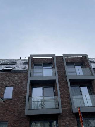 Dit prachtige villa-appartement in Melle is een unieke kans voor wie op zoek is naar luxe en comfort. Gelegen in een modern gebouw, biedt dit appartement alles wat je nodig hebt voor een aangename woonervaring.<br /><br />Het appartement beschikt over een ruime woonkamer met veel natuurlijk lichtinval en een open keuken. Vanuit de woonkamer heb je toegang tot een gezellig terras waar je heerlijk kunt genieten van de zon en het uitzicht op de omgeving. <br /><br />Daarnaast is er een lift aanwezig in het gebouw, wat het makkelijk maakt om de woning te bereiken. Ook is er een garage waar je je auto veilig kunt parkeren.<br /><br />Het appartement heeft 1 slaapkamer en een badkamer met douche en toilet. De bewoonbare oppervlakte bedraagt 70.00 vierkante meter, waardoor je voldoende ruimte hebt om comfortabel te leven.<br /><br />Wat betreft energiezuinigheid scoort dit appartement uitstekend. Met een EPC-waarde van 90.00 en een energielabel A, ben je verzekerd van lage energiekosten en een duurzame leefomgeving.<br /><br />Kortom, dit appartement in Melle is een ideale plek om te wonen. Met alle voorzieningen binnen handbereik en een prachtig uitzicht, is dit een unieke kans die je niet mag missen.<br />Gelegen aan het Kerkplein met wekelijkse markt en in de nabijheid van winkels.<br /><br />Dit appartement is enkel geschikt voor senioren.<br /><br />alle info via immo@poppe.be