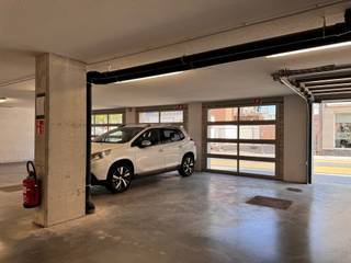 <p><span>Op een toplocatie in het centrum van Wetteren bevindt zich Residentie Clara, een prachtig gebouw op slechts 100 meter van het station en in de directe nabijheid van alle winkels en de markt van Wetteren. <br />We bieden de overdekte autostaanplaats nummer 4 aan, beschikbaar vanaf 01/08.</span></p><p><span> </span></p><p><span>Deze ruime staanplaatsen bieden voldoende ruimte voor het veilig parkeren van personenwagens. <br />De toegang tot de parkings verloopt via de Nieuwstraat en een elektrische poort zorgt voor extra gemak en veiligheid.<br />Huurprijs excl btw. <br /><br /></span><span>Interesse? <br />Graag mailen naar <span>verhuur@immo-zone.be</span></span><span>.</span></p>