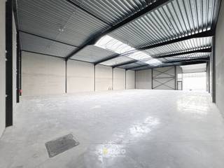 <u><strong>AFWERKING: </strong></u>
<ul>
<li>Stalen constructie, afgewerkt met lasprimer en all meta coating.</li>
<li>Geïsoleerde (10cm PIR) gladde betonpanelen.</li>
<li>Gepolierde en gewapende betonvloer (15cm)</li>
<li>Geïsoleerd (10cm PIR) plat dak (2-laagse roofing) met centrale lichtstraat met RWA-luik.</li>
<li>1 geïsoleerde, automatische sectionaalpoort (h: 4,2m). </li>
<li>Toilet</li>
<li>Uitgietbak met boiler (warm water)</li>
<li>Geïntegreerde afzonderlijke ruimte, voorzien van glaspartijen en automatische sectionaalpoort</li>
<li>Afzonderlijke inkomdeur met glaspartij voorzien van aluminium schrijnwerk en hoogrendementsbeglazing (Ugmax = 1,1 W/m2K). </li>
<li>LED-verlichting </li>
</ul>
<br /><u><strong>NUTSVOORZIENINGEN: </strong></u><br />Elektriciteit (3 x 400V, 40A), stadswater, telenet.<br /><br /><u><strong>LIGGING:</strong></u><br />Op ambachtelijke zonet te Oostkamp.<br />Op 3km van E40/E403<br />Tevens een vlotte verbinding naar de kust.<br /><br /><u>* Bijzonderheden:</u><br />- Vermelde prijs is exclusief 21% btw, verbruik, onroerende voorheffing (conform aanslagbiljet) en gemene kosten (minimaal!).<br />- Onze referentie op <strong>www.centro.be</strong> : <strong>P0491A</strong> of contacteer ons op <strong>050 70 01 02</strong>.