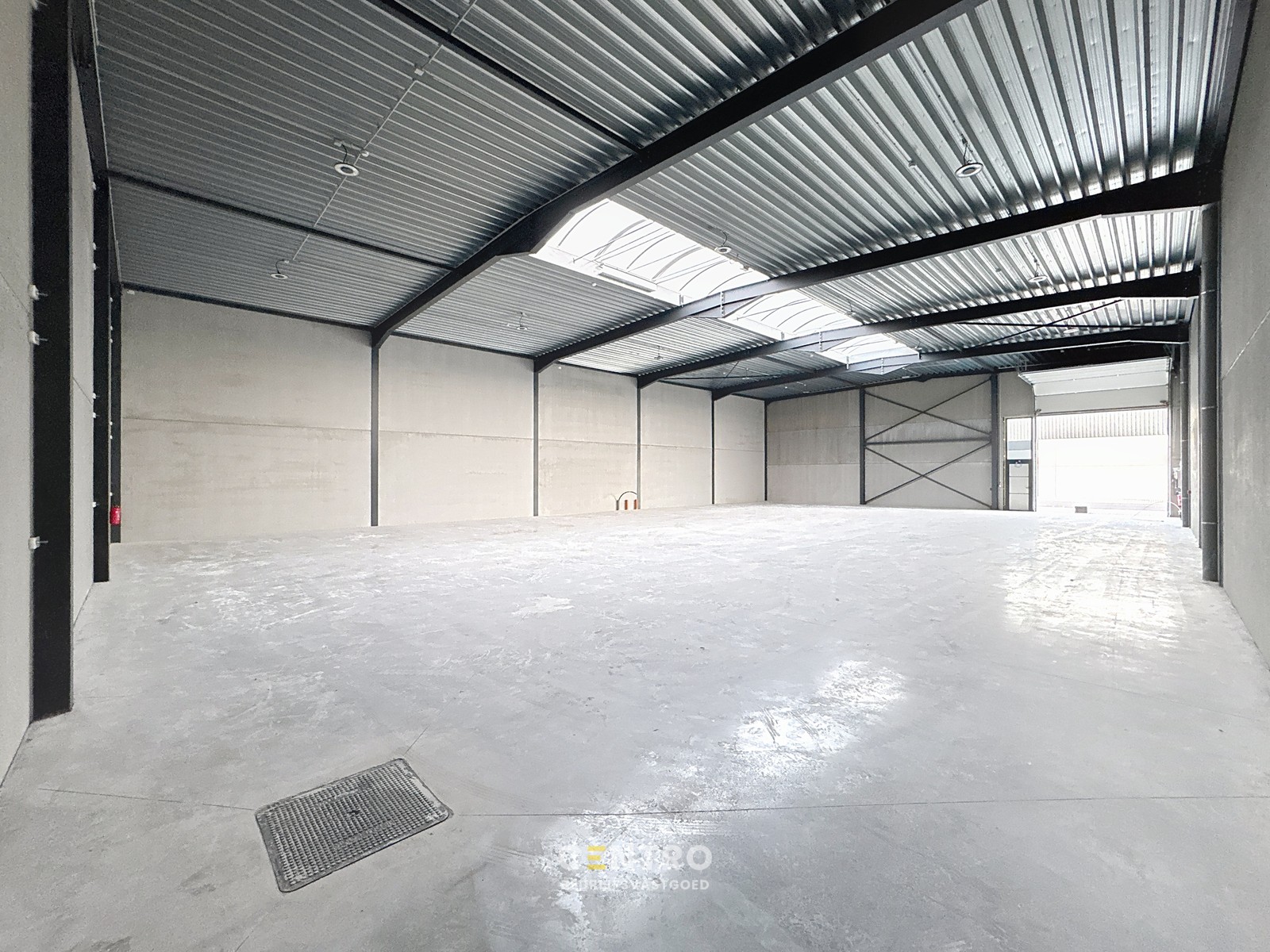 Kwalitatief en goed geïsoleerd NB MAGAZIJN (300m²) TE HUUR in Oostkamp. Inclusief 3 private parkeerplaatsen voor de deur. - foto 1