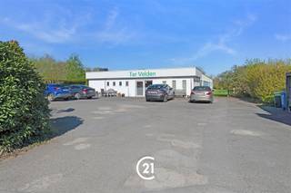 <p>Op een perceel van maar liefst 46a56, rustig gelegen in woongebied te Burst, bevindt zich dit veelzijdig complex met tal van mogelijkheden.</p><p>Het gebouw omvat momenteel 16 verhuurde serviceflats, wat zorgt voor een onmiddellijk rendement. Daarnaast beschikt het geheel over een gemeenschappelijke eetzaal, ingerichte keuken en diverse praktische ruimtes.</p><p>Buiten geniet u van een ruime tuin en aangename buitenomgeving, ideaal voor bewoners en bezoekers. Verder zijn er 2 garageboxen en meerdere parkeerplaatsen aanwezig.</p><p>Deze eigendom biedt niet alleen de mogelijkheid om de bestaande exploitatie verder te zetten, maar leent zich eveneens uitstekend tot herontwikkeling of een nieuw project, mits de nodige vergunningen.</p><p>Een zeldzame opportuniteit voor investeerders of projectontwikkelaars op zoek naar een rendabele en toekomstgerichte investering.</p>
