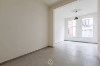 Dit prachtige gelijkvloers appartement bevindt zich in een volledig gerenoveerd herenhuis dat net werd opgeleverd. De woning combineert...