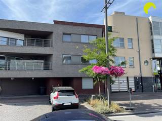 <p><span>Dit ruime en energiezuinige appartement, op de tweede verdieping van een modern gebouw zonder lift, is gelegen op een zeer centrale ligging, nabij het centrum van Wilrijk.</span></p><p><span>Alle belangrijke invalswegen, dagelijkse winkels en openbaar vervoer zijn in de onmiddellijke omgeving en er is een zeer goede verbinding naar Antwerpen en Brussel.</span></p><p><span> </span></p><p><span>Indeling:</span></p><p><span>We betreden het appartement via de inkomhal met apart toilet met handenwasser. De lichtrijke leefruimte, op een mooie keramische tegelvloer heeft aansluitend een open keuken ingericht met kasten, een gaskookplaat, dampkap en dubbele gootsteen. Aansluiting voor oven en vaatwasser zijn voorzien. Vanuit zowel de keuken als de leefruimte heeft u zicht op en toegang tot het aangename terras dat een mooi zicht heeft op groen. Aan de keuken zijn er 2 bergingen waarvan 1 de aansluiting voor een wasmachine voorziet en een tweede ruimere kamer die eveneens toegang biedt tot het terras.</span></p><p><span>Verder zijn er 2 ruime slaapkamers, beiden op een laminaatvloer. De badkamer is voorzien van een ligbad met douchevoorziening en een dubbel lavabomeubel.</span></p><p><span> </span></p><p><span>Bijzonderheden:</span></p><ul><li><span>Er zijn </span><span>geen vaste kosten</span><span> in het gebouw, het onderhoud van de traphal is ten laste van de huurders!</span></li><li><span>EPC: B - 153 kWh/m² /jaar</span></li><li><span>Huurwaarborg: 3 maanden </span></li><li><span>Plaatsbeschrijving €225 </span></li><li><span>Beschikbaar vanaf 1/08</span></li></ul><p><span> </span></p><p><span>Boek nu zelf ONLINE uw afspraak in. Surf naar het betreffende eigendom op onze website <span>www.habicom.be</span></span><span> en klik op de roze knop </span><span>'PLAN EEN BEZOEK'</span><span>. <br />Kies het moment dat u het beste uitkomt, vul de gevraagde contactgegevens in en klik nadien op verzenden om te bevestigen.</span></p><p><span> </span></p>