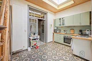 <p>Opportuniteit: GEZELLIGE INSTAPKLARE WONING met tuin en centrale ligging! <br />Deze verzorgde woning combineert comfort en functionaliteit met een bewoonbare oppervlakte van 120 m² op een perceel van 121 m².<br /><br />INDELING:<br />Ruime inkomhal, lichtrijke leefruimte, recente vernieuwde en ingerichte keuken, bureau ideaal voor thuiswerk en gastentoilet. Verder beschikt de woning over 2 slaapkamers en een badkamer uitgerust met zowel douche als ligbad. Buiten geniet u van een gezellige tuin waar u in alle rust kan ontspannen.<br /><br />De troeven van deze woning?<br />- Centrale en rustige ligging nabij het stadscentrum, scholen, winkels, openbaar vervoer<br />- EPC D (géén renovatieplicht): overal dubbele beglazing, CV met condenserende gasketel en geïsoleerd dak.<br />- Goedgekeurde elektriciteit !<br /><br />Ideale starterswoning of interessant als investering - de woning is thans verhuurd aan 730 euro per maand!<br /><br />interesse? Bezoek na afspraak met Immo Beguin, jouw vastgoedexpert sinds 2009.<br />✉️ info@immobeguin.be</p>