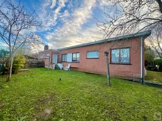 Deze op te frissen woning is gelegen in een groene en rustige woonwijk, nabij het centrum en het station van Ronse. De kindvriendelijke omgeving en...