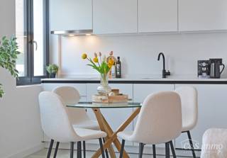 Laatse unit te koop met mooi rendement<br />Stap binnen in dit smaakvol afgewerkte appartement, gelegen in een klasse vol gerenoveerd gebouw op wandelafstand van het centrum van Edegem.<br />De inkomhal biedt directe toegang tot de moderne open keuken, volledig uitgerust met hoogwaardige Siemens-toestellen — ideaal voor een ochtendkoffie.<br />De lichtrijke leefruimte met lichte tegelvloer straalt warmte uit en geeft toegang tot twee slaapkamers. De badkamer is praktisch ingericht met een ruime inloopdouche, een lavabomeubel en een toilet. Het appartement beschikt over een bergruimte in de droge kelder voorzien van fietsenstalling.<br />In het gebouw zijn nog twee andere units te koop- slechts 1 unit over<br />Aankoop aan 2% registratierechten voor de eerste aankoop.