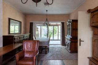 Deze te renoveren gesloten bebouwing is gelegen op een perceel van ca. 969 m² en biedt heel wat ruimte en mogelijkheden. Op het gelijkvloers bevinden zich een inkomhal met trap, een apart toilet, een ruime leefruimte met veranda, een keuken, een praktische bijkeuken, een bureauruimte én een inpandige garage. De eerste verdieping omvat drie ruime slaapkamers, een badkamer en een apart toilet. De ruime zolderverdieping is bereikbaar via een vaste trap en biedt tal van mogelijkheden, zoals extra slaapkamers, een hobbyruimte of een thuiskantoor. Daarnaast is er een kelder die extra bergruimte voorziet. De ruime tuin geniet van een mooi, open groenzicht en biedt alle rust. De woning is rustig gelegen nabij het centrum van Oppuurs, met winkels, scholen en openbaar vervoer op korte afstand. Dankzij de vlotte verbindingen naar Puurs, Bornem, Willebroek en de N16/A12 zijn Antwerpen, Mechelen en Brussel gemakkelijk bereikbaar. Een ideale woning voor wie op zoek is naar een renovatieproject met veel potentieel op een gunstige locatie. Interesse? Contacteer ons voor een bezoek of meer informatie via 03/283.84.84 of gert@ax-quality.be.