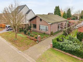 In een rustige verkaveling gelegen, een te renoveren, gelijkvloerse woning met een bewoonbare oppervlakte van ± 133 m² (excl. garage) op een...