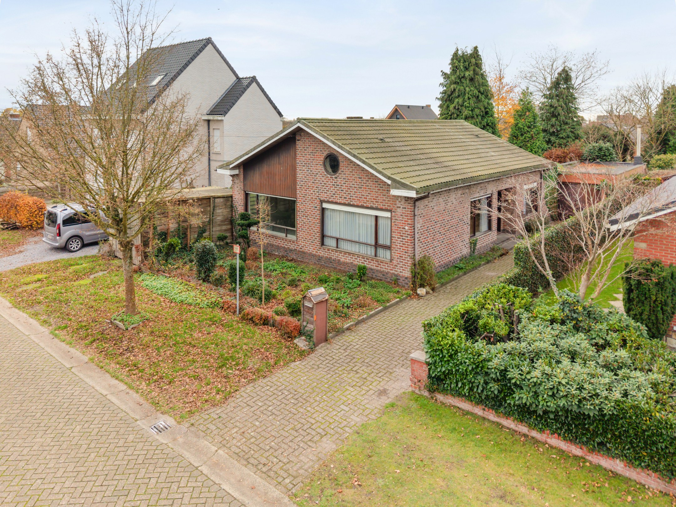 Te renoveren laagbouw met 3 slaapkamers en garage op perceel van 759m² - foto 1