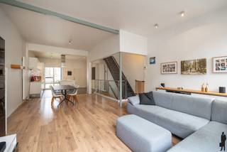 <p>Op zoek naar een ruime bel-étage met veelzijdige mogelijkheden in Antwerpen?<br />Dan is deze woning aan de Vlagstraat zeker het ontdekken waard!<br /><br />De buurt biedt het beste van twee werelden: een vlotte bereikbaarheid én een aangenaam, groen karakter. U geniet er van de nabijheid van het gezellige Krugerplein, het uitgestrekte Park Spoor Noord én het prachtige Rivierenhof — drie van de meest gegeerde groene plekken in de stad. Winkels, invalswegen, openbaar vervoer en andere stadsvoorzieningen bevinden zich hier binnen handbereik.<br /><br />Op het gelijkvloers beschikt u over een uitzonderlijk grote ruimte met plaats voor maar liefst 3 wagens. Deze verdieping leent zich daarnaast perfect voor het uitoefenen van een vrij beroep, een praktijk of een zelfstandige activiteit aan huis.<br />De eerste verdieping verwelkomt u in een lichtrijke leefruimte van ca. 40 m², gekenmerkt door hoge plafonds en een aangenaam ruimtegevoel. De open keuken sluit naadloos aan en geeft toegang tot het terras van ca. 30 m², waar u geniet van ochtend- en middagzon.<br /><br />Op de tweede en hoogste verdieping bevinden zich twee volwaardige slaapkamers en een aparte bureauruimte, die ook perfect kan dienen als derde slaapkamer of dressing. De badkamer werd in 2018 vernieuwd en voorzien van alle modern comfort. Extra comfort wordt voorzien door de aanwezige airco's.</p>