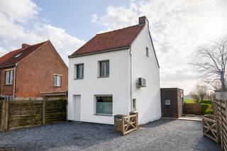 Deze leuke open bebouwing ligt op een mooi perceel van 539 m² en dit op fietsafstand van centrum Torhout en dicht bij Don Bosco, met vlotte verbinding naar uitvalswegen. <br />De woning is recent energetisch gerenoveerd dus klaar voor een mooie toekomst.<br />Dé extra troef hier is het zalige open zicht vanuit de tuin, hier geniet je het jaar rond van je buitenomgeving!<br /><br />Indeling: inkomhal met apart toilet, het leefgedeelte omvat een zitplaats en eetplaats, aansluitend bevindt zich de ruime woonkeuken die uitgeeft op het zonneterras en de tuin, van hieruit geniet je al van het bijzondere open zicht op de tuin, op het gelijkvloers bevindt zich nog een hal die ook verbinding heeft met de tuin, de praktische wasplaats/berging en de badkamer met een douche, ligbad en lavabomeubel. <br />Op de BOVENVERDIEPING vinden we de nachthal en 3 slaapkamers alsook een extra zolderberging.<br />De BUITENOMGEVING omvat private parking voor en naast de woning en de achtertuin met zonneterras en tuinberging.<br />Aarzel niet! Deze gerenoveerde woning, energiezuinig (geïsoleerd, met warmtepomp en zonnepanelen) én met een zalige tuin, wacht op jou!