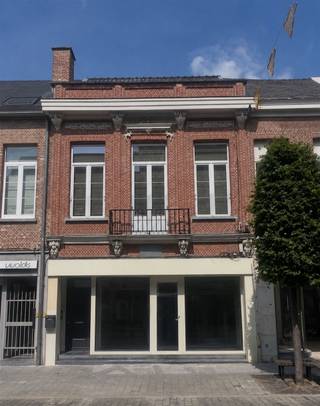 <p><span>Stijlvolle duplex met charme en comfort in hartje Lier - 145 m² woonplezier!</span></p><p><span>Welkom in deze prachtige duplex van 145 m², gelegen in het bruisende hart van Lier. Dit unieke appartement combineert authentieke charme met hedendaags wooncomfort en straalt klasse uit vanaf het moment dat je binnenstapt.</span></p><p><span>De aparte inkom naast het handelspand leidt je naar een lichtrijke en open leefruimte, waar een moderne keuken centraal staat. Stijlvolle houten vloeren en grote raampartijen zorgen voor een warme, uitnodigende sfeer. De elegante eetkamer biedt het perfecte decor voor gezellige diners.</span></p><p><span>De volledig uitgeruste keuken is een droom voor elke kookliefhebber: strak, minimalistisch en voorzien van hoogwaardige apparatuur. Dankzij de directe toegang tot de buitenruimte is dit de ideale plek om s ochtends te genieten van een kop koffie in de zon. De gezellige zithoek aan de achterzijde opent via een groot schuifraam naar een royaal dakterras van 40 m² een privé-oase midden in de stad, perfect om te ontspannen of gasten te ontvangen.</span></p><p><span>Op de bovenverdieping vind je twee ruime slaapkamers, beiden met aansluitend een moderne badkamer, afgewerkt met luxe materialen voor ultiem comfort. Elk verdiep beschikt bovendien over een apart gastentoilet. Extra opbergruimte is beschikbaar op de handige bergzolder en op het gelijkvloers is een technische ruimte voorzien.</span></p><p><span>Er is de mogelijkheid om het huurcontract van de garagqebox achter het pand over te nemen.</span></p><p><span> </span></p><p><span> </span></p>