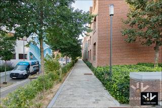 <strong>Dit appartement is beschikbaar vanaf 1 oktober 2026!<br />Vaste kosten: € 80,00 per maand <br />Bewoners parkeren is hier van toepassing! </strong><br /><br />Op zoek naar een stijlvolle en energiezuinige woonst op een uitstekende locatie? Dan is dit 1-slaapkamerappartement in residentie Docksite absoluut een bezoek waard.<br /><br />Gelegen in het gezellige Ankerpad, een rustige zijstraat van het bruisende Quartier Bleu, geniet je hier van een uitzonderlijke ligging. Winkels, Delhaize, scholen, openbaar vervoer en de prachtig vernieuwde Kanaalkom bevinden zich op wandelafstand. Een omgeving waar je elke dag opnieuw dat heerlijke vakantiegevoel ervaart.<br /><br />Het appartement bevindt zich op de tweede verdieping en werd kwalitatief afgewerkt met oog voor comfort en duurzaamheid. De lichtrijke leefruimte met open keuken vormt het hart van de woning. Verder beschikt het appartement over een praktische berging/wasplaats, één volwaardige slaapkamer en een moderne badkamer met inloopdouche, toilet en wastafel.<br /><br />Dankzij de doordachte indeling is deze woonst compact, functioneel én bijzonder onderhoudsvriendelijk.<br /><br />Ook op technisch vlak scoort dit appartement uitstekend. Met een EPC-label A, vloerverwarming in combinatie met een warmtepomp en een ventilatiesysteem D geniet je van een energiezuinige en toekomstgerichte woonervaring<br /><br /><strong>Word jij de bewoner van dit prachtig appartement? Surf naar www.vdv-vanderveken.be, kies bij “TE HUUR” voor dit pand en vul de kandidatenfiche in (klik in het gouden balkje op “Ik wil dit pand graag huren!”). Wij contacteren je voor een afspraak! </strong>